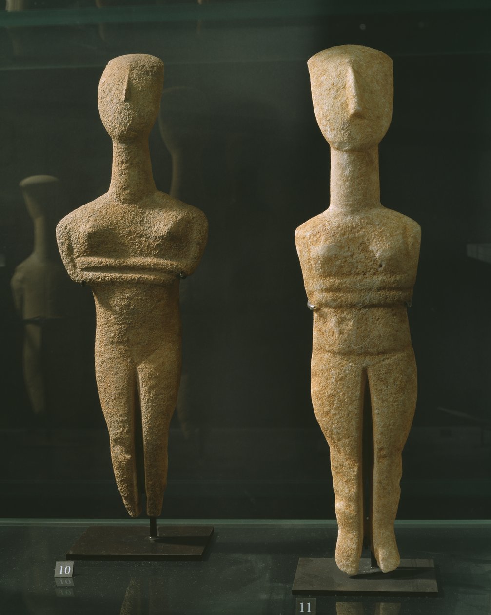 Käsivarsi taitettuja naishahmoja, Paroksesta, varhaiskykladikausi II (2700-2300 eKr.) (marmori) tekijältä Greek