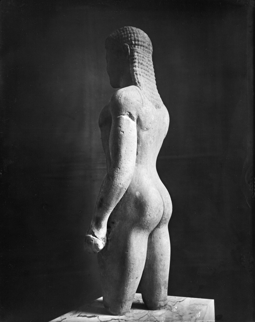Kouros, Parokselta, Asklepioksen pyhäkön läheltä, n. 540 eKr. (marmori) (ks. myös 154092). tekijältä Greek