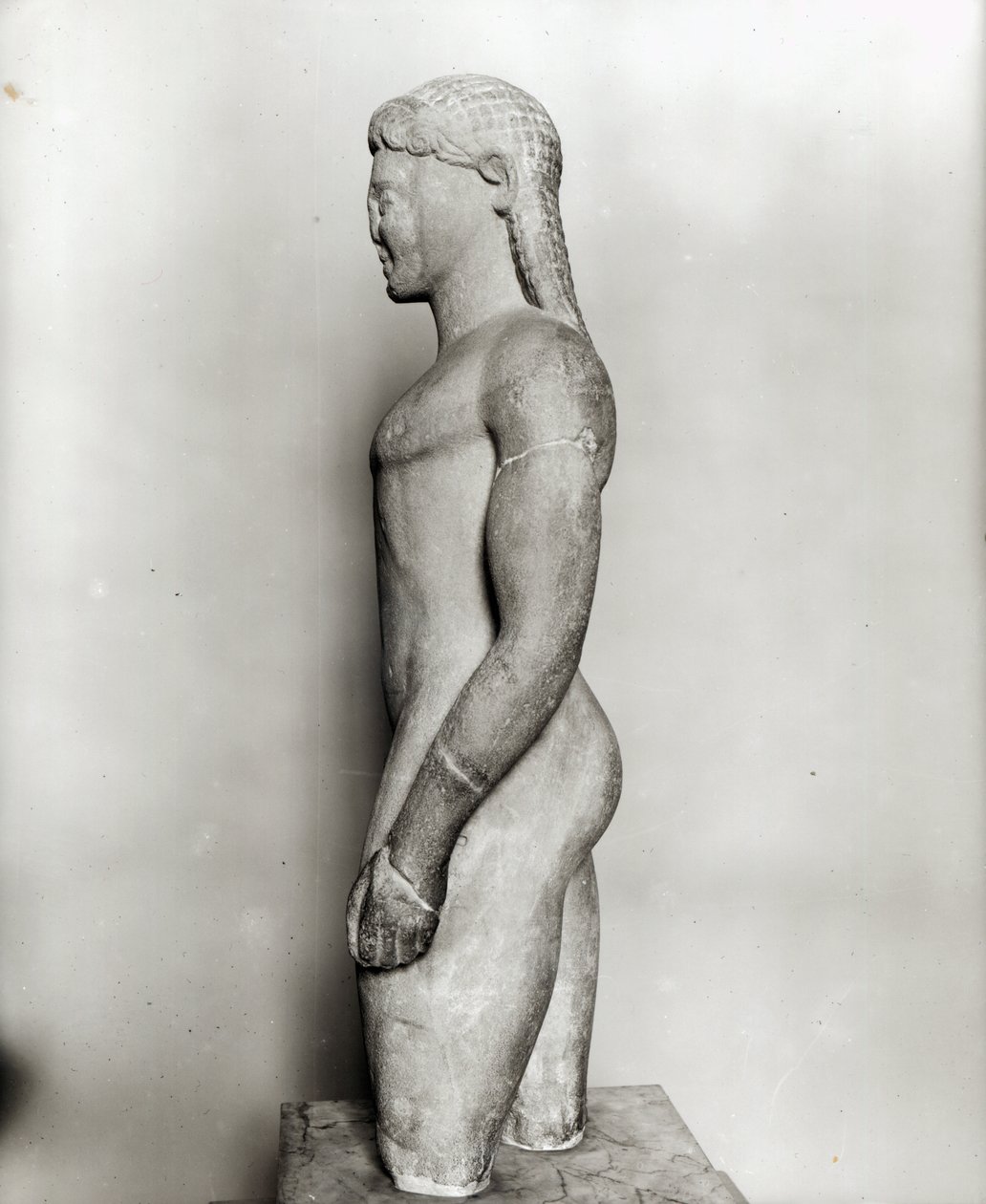 Kouros, Paroksesta, lähellä Asklepioksen pyhäköä, noin 540 eKr. (marmori) (katso myös 154092, 164837-164838) tekijältä Greek