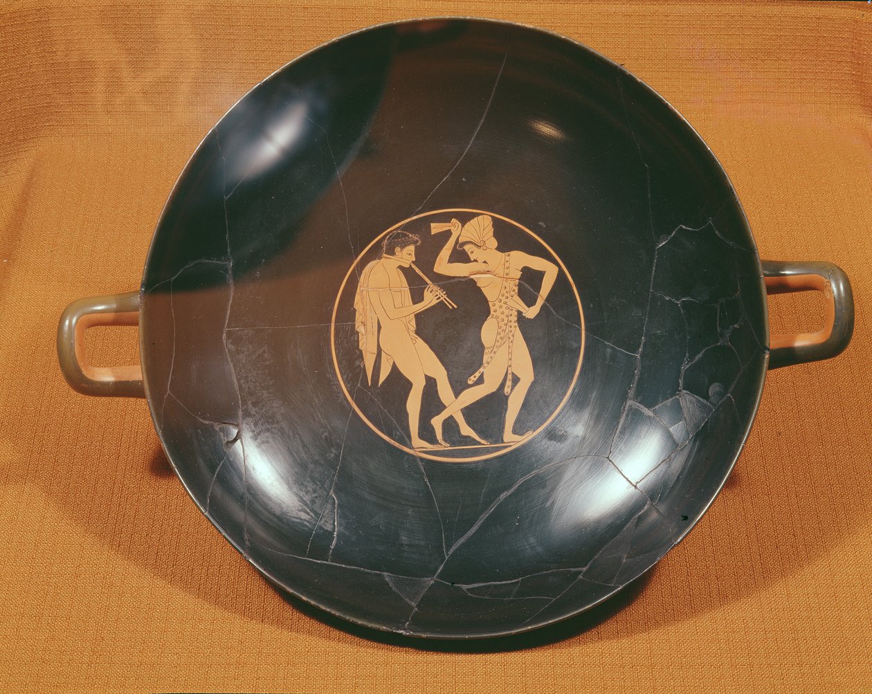Kylix, joka kuvaa huilusoittajaa ja tanssijaa, n. 520-10 (keraaminen) tekijältä Greek