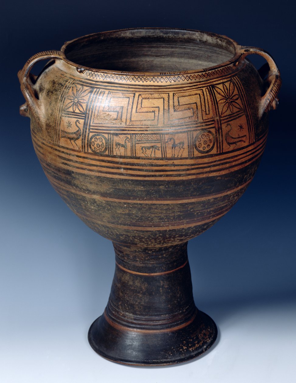 Geometrisellä kuviolla koristeltu Lebes, Miloksesta, n. 720 eKr. (keraaminen) tekijältä Greek