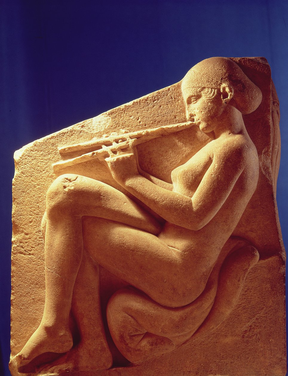 Ludovisi-valtaistuin, paneeli, joka kuvaa naista soittamassa huilua, n. 470-60 eKr. (marmori) tekijältä Greek