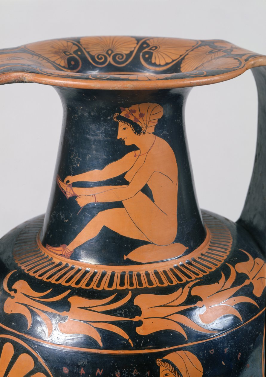 Ullakon punahahmoisen amforan kaula, joka kuvaa istuvaa naista sitomassa sandaalinsa kaulaan, valmistanut Pamphaios ja maalannut Oltos, n. 510-500 eKr. (keramiikka) tekijältä Greek