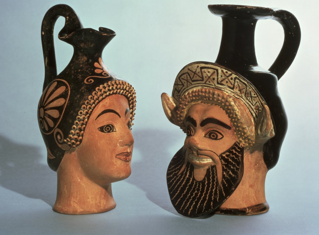 Oinochoe-päämaljakot, luultavasti Ateenasta, LtoR Maenad, Oxford-luokan E-luokan nimimaljakko ja Satyr, Chairete-luokan P-luokka, n. 500-450 eaa. (monivärikeramiikka). tekijältä Greek