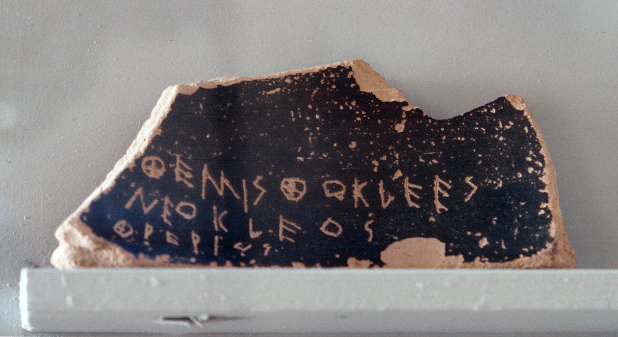 Ostrakon, jossa on Themistokleen nimi, n. 472 eKr. (keramiikka). tekijältä Greek