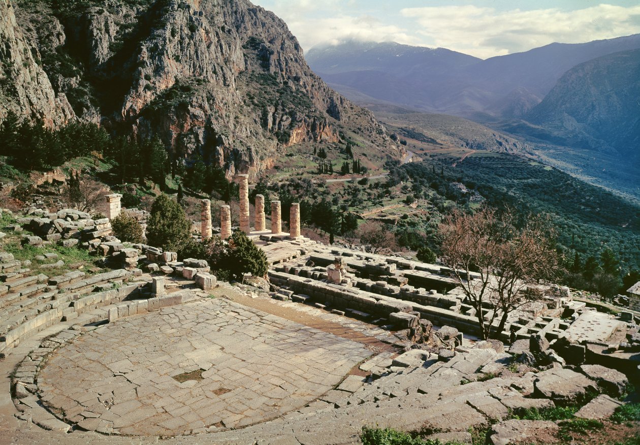 Panoraamanäkymä arkeologiselle alueelle ja Apollon temppelin teatteriin tekijältä Greek