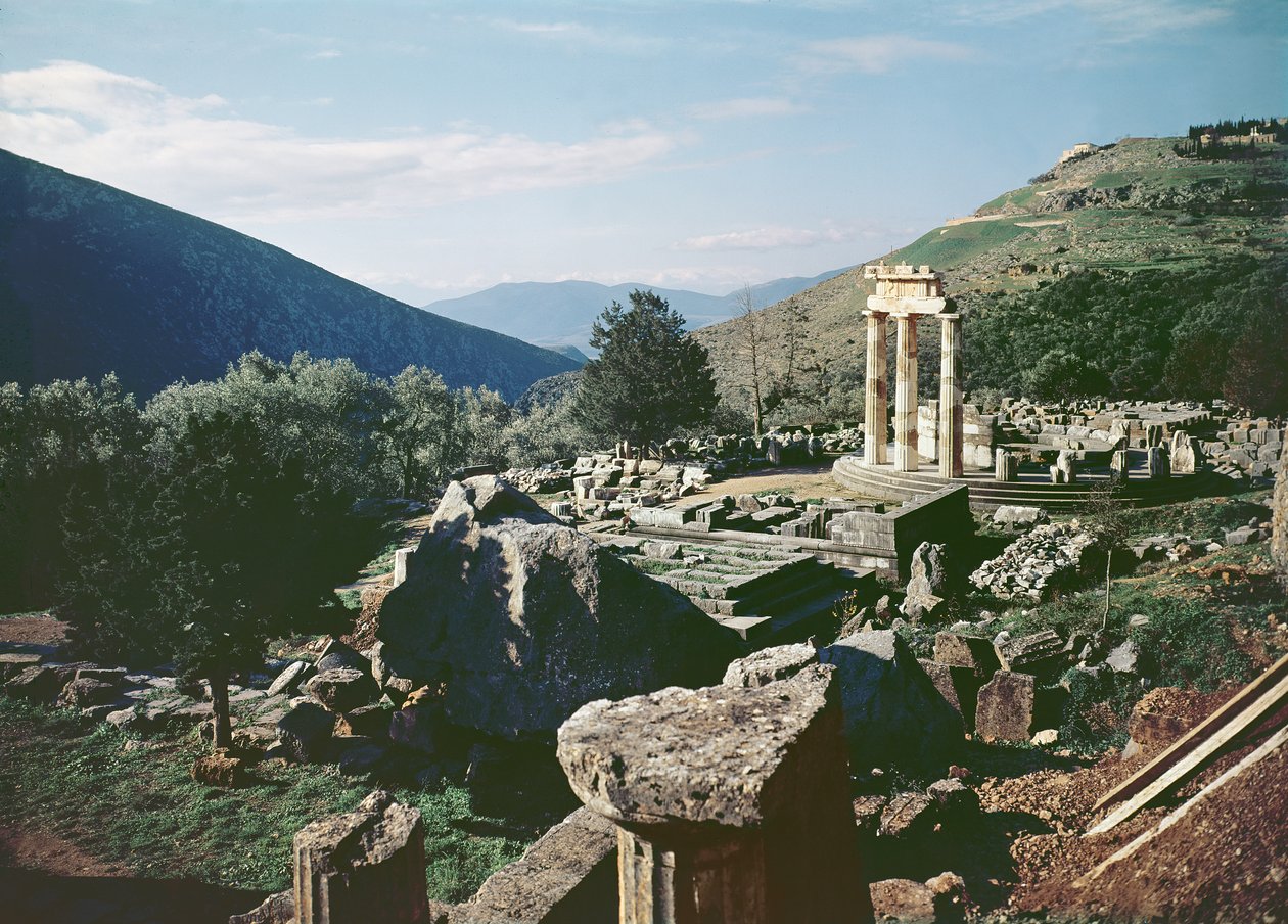 Panoraamanäkymä paikalle ja tholos-temppeli Athena Pronaian pyhäkössä tekijältä Greek