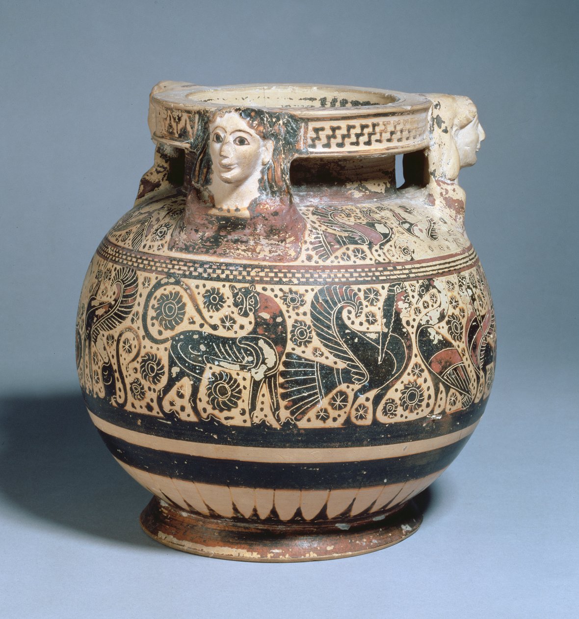 Pyxis, jota käytettiin tuhka-urnana ja koristeltu riveillä griffineillä, joutseilla ja sireeneillä Keskikorintin aikakausi, n. 600-575 eKr. (keraaminen) tekijältä Greek