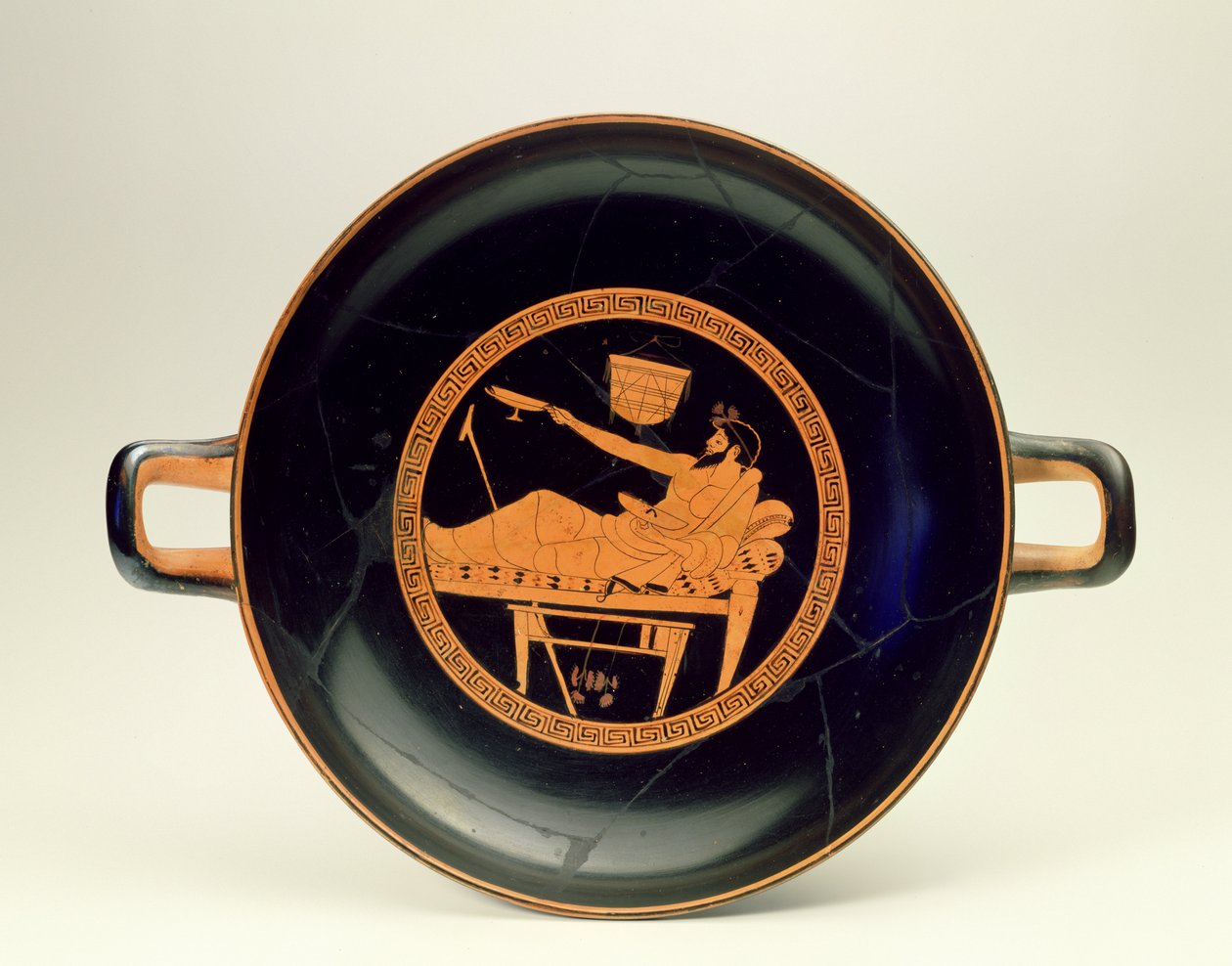 Urheilijoita ja symposiasta kuvaava punahahmoinen Kylix, noin 480 eKr. (keramiikka) (katso myös 288291) tekijältä Greek