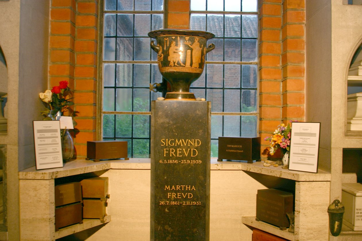 Urna, joka sisältää Sigmundin (1856-1939) ja Martha Freudin (1861-1951) tuhkaa Columbariumissa tekijältä Greek