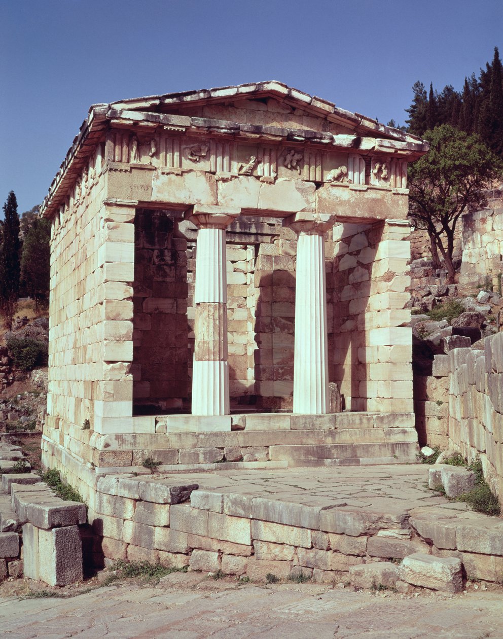 Näkymä ateenalaisten aarteiden temppeliin tekijältä Greek