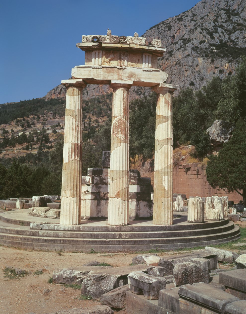 Näkymä tholos-temppelille Athena Pronaian pyhäkössä tekijältä Greek