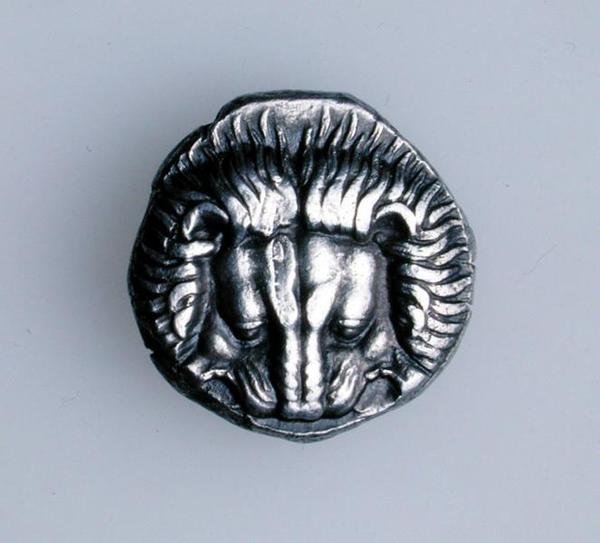 Tetradrakm Samoksen Ioniasta, joka kuvaa leijonan päänahkaa, noin 390 eKr. (kääntöpuoli) (hopea) (kääntöpuoli katso 168077) tekijältä Greek School