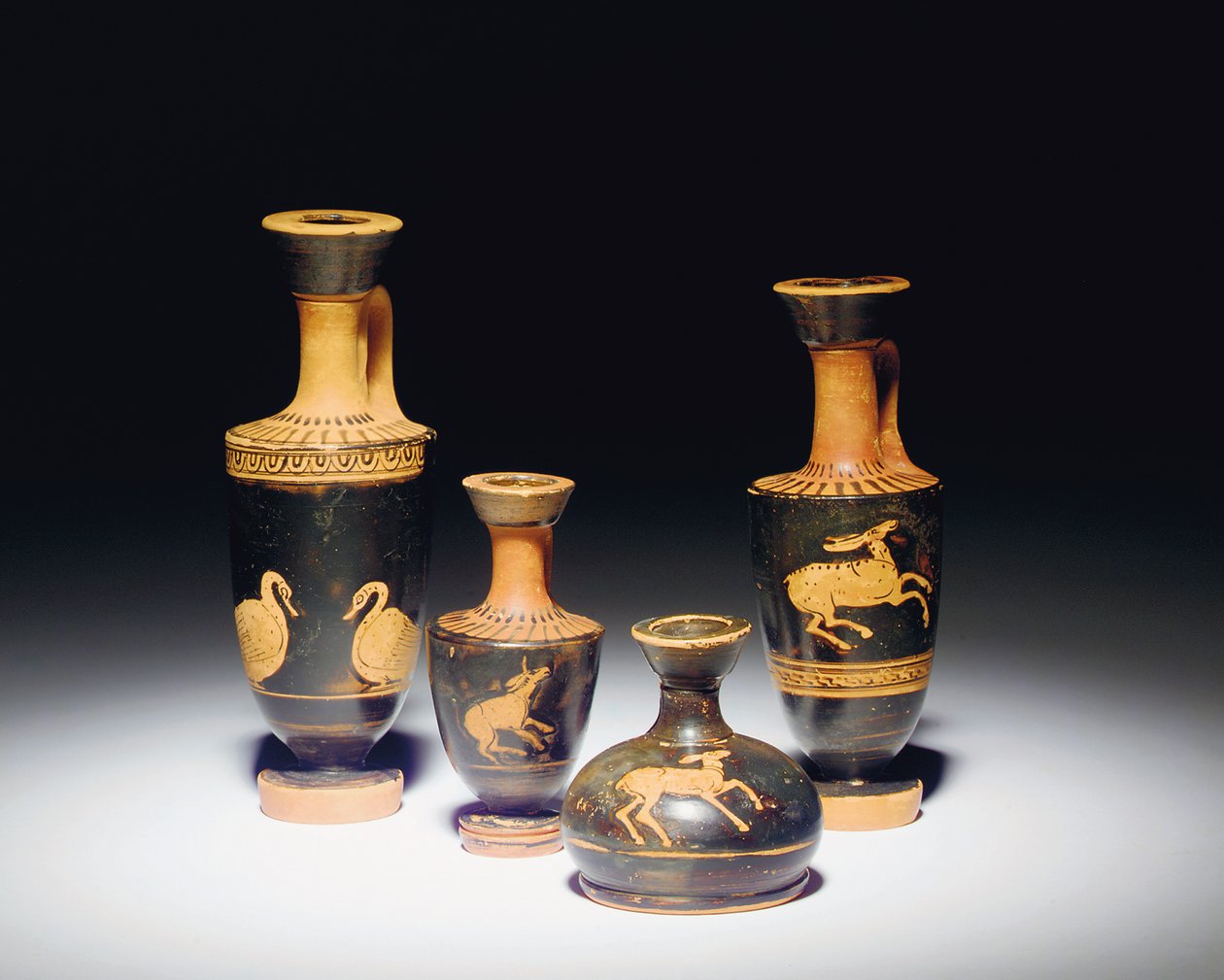 Ullakon punahahmoinen lekythos, 5. vuosisadan lopulla eaa., ja miniatyyri kyykky lekythos, 5. vuosisadalla eKr. tekijältä Greek