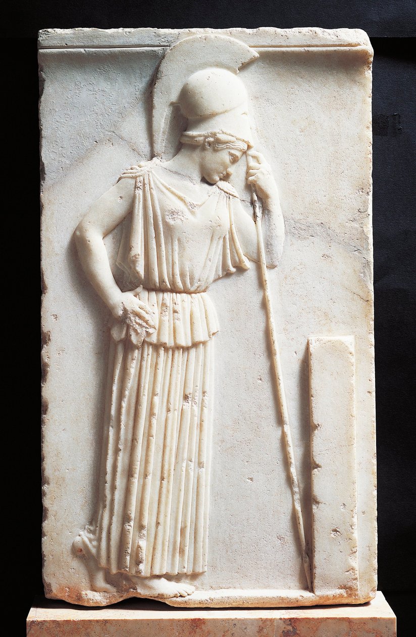 Bareljeef, joka kuvaa surevaa Ateenaa seisomassa terän edessä tekijältä Greek
