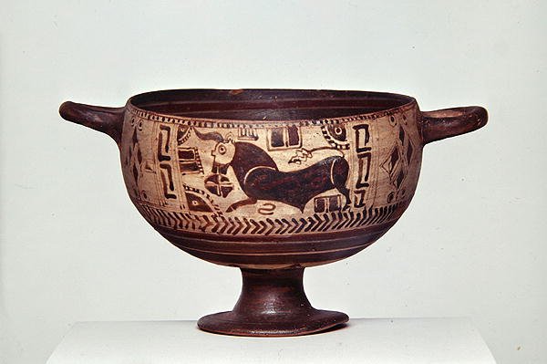 Mustahahmoinen kotyle, n. 600-500 eKr. (keraaminen) (katso myös 307545 ja 307546) tekijältä Greek