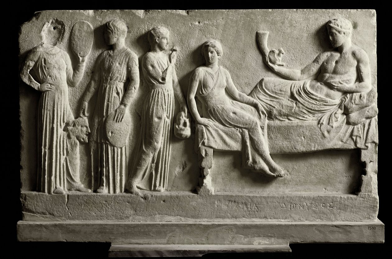 Kreikkalainen taide: koomikkojen Dionysos Bacchukselle omistettu matala votiivi-marmorireliefi, se edustaa Euripideksen "Bacchantesia" - 410 eKr. - Ateena, kansallinen arkeologinen museo - Bacchae (Euripideksen (480¿406 eKr.) tragediosta) - Marmorireliefi  tekijältä Greek