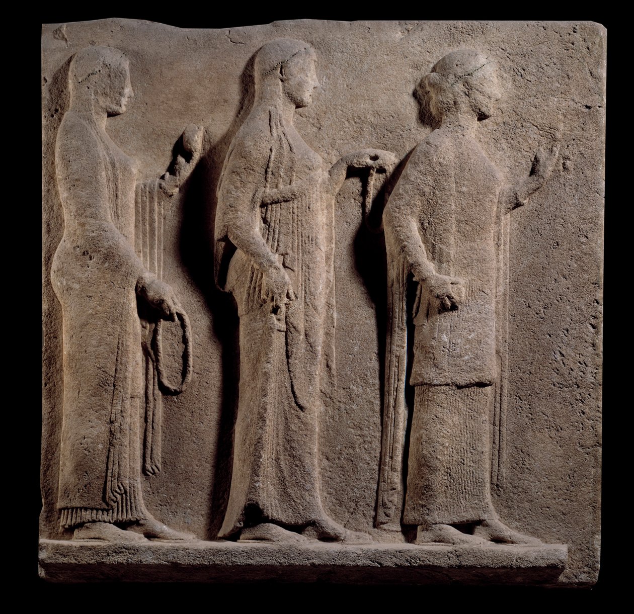 Kreikkalainen taide: teorian kulkulaatta: armoa edustavat kasvot. Matala marmorinen kohokuvio Thasoksen saarelta Kreikasta. 480 eaa. Pariisi, Louvre-museo tekijältä Greek