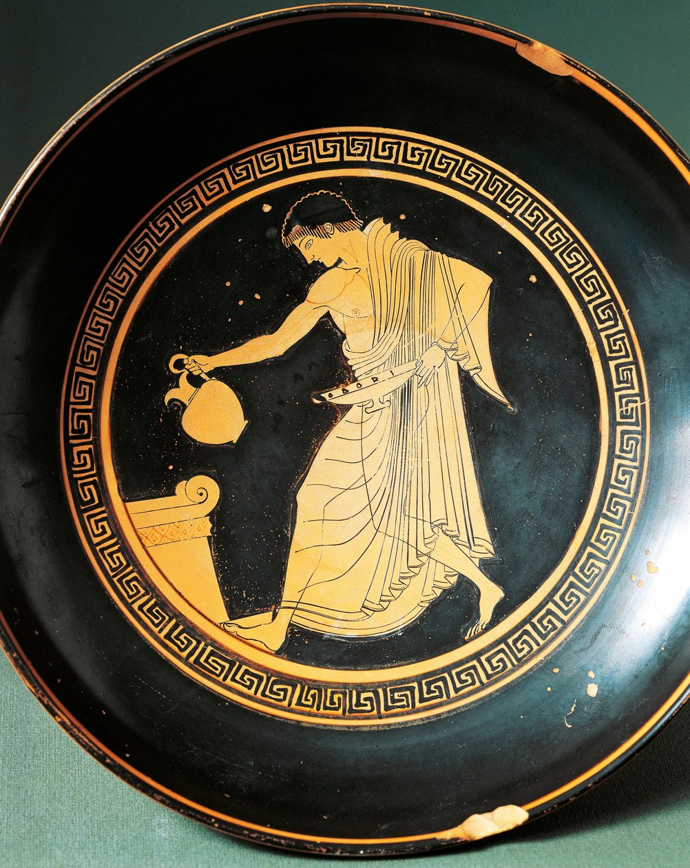 Douriksen Kylix, joka kuvaa nuoria lähellä alttaria, 6. vuosisadalla eKr. (keramiikka) tekijältä Greek