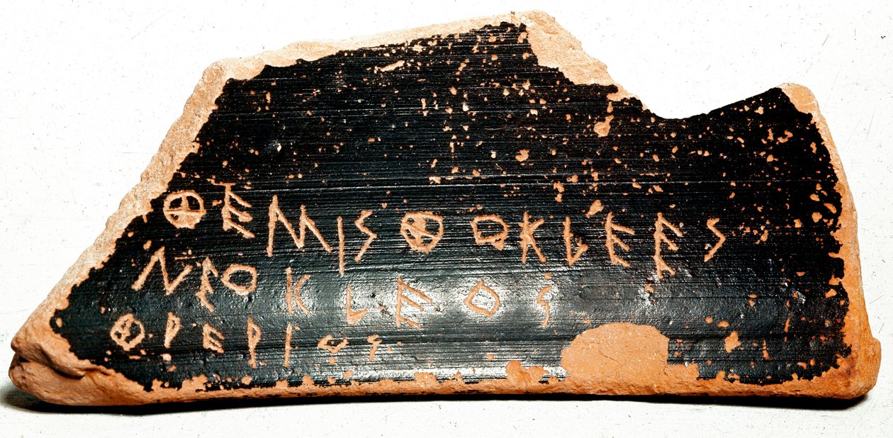 Ostrakon (tai ostracon) (monikko: ostraca tai ostraka), keramiikkasirpaleet, jotka toimivat äänestyslippuina muinaisen Kreikan ostracism-menettelyjen aikana. 480 eaa. Ateena. Agora museo. tekijältä Greek