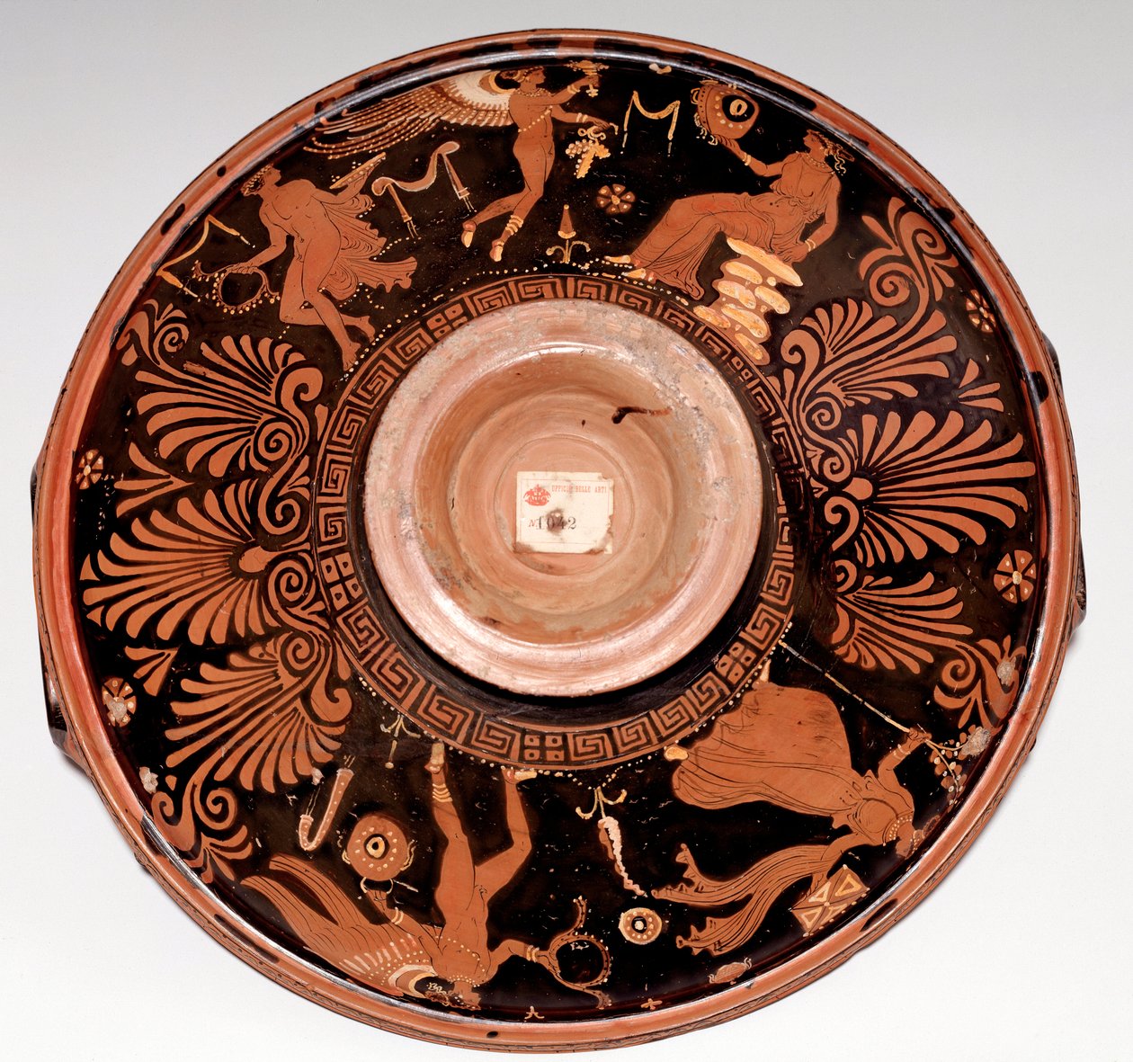 Patera maenadin ja Eroksen kanssa (terrakotta, 325-300 eKr.) tekijältä Greek