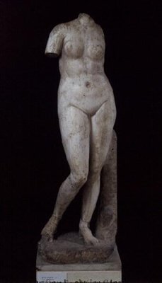 Afrodite seisoo alaston, Aleksandria, noin 336-30 eKr. (marmori) tekijältä Greek