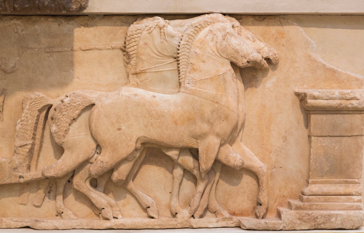 Neljä hevosta (quadriga) vetämässä vaunuja Siphniansin aarrekammion eteläfriisistä, rakennettu noin 530-480 eKr. (marmori) tekijältä Greek
