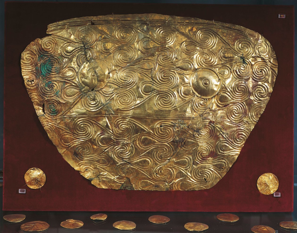Escudo de ouro da tumba V em Mycenaefinnish tekijältä Greek School