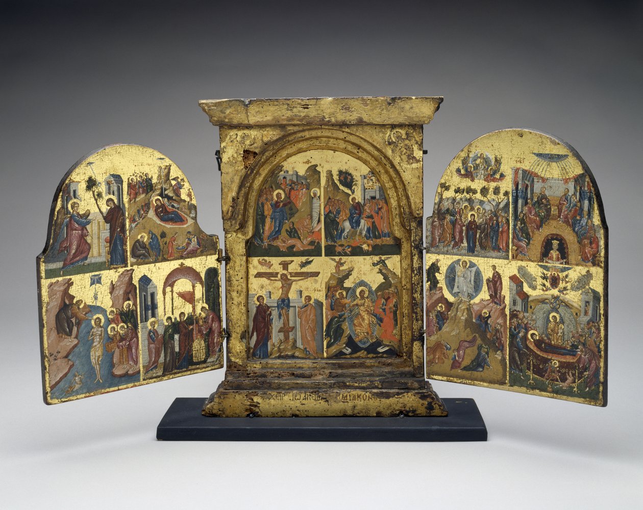 Lasaruksen herättäminen; Pääsy Jerusalemiin; Ristiinnaulitseminen; Kristuksen laskeutuminen helvettiin (keskipaneeli), 1500-luvun toinen puoli (tempera kultalehdellä puussa) tekijältä Greek School