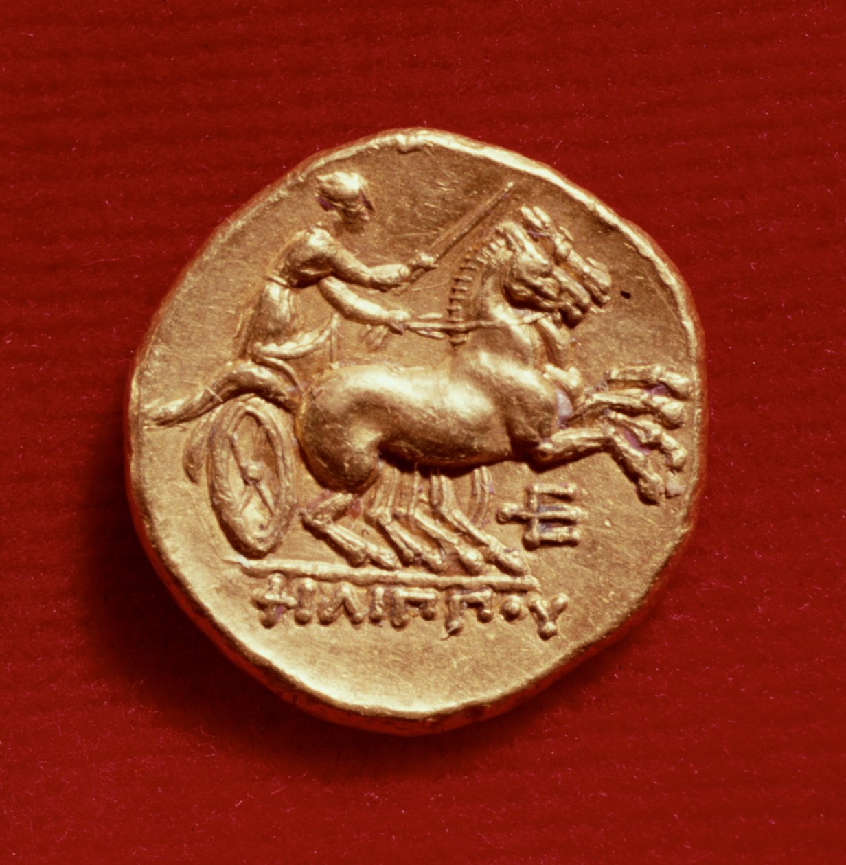 Makedonialaisen Filippoksen II:n (382-336 eKr.) kääntöpuoli, joka kuvaa vaununkuljettajaa, 356-336 eKr. (kulta) tekijältä Greek School