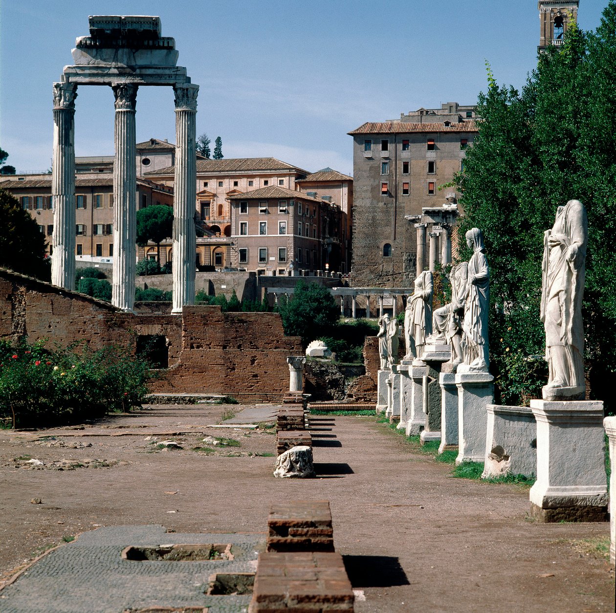 Forum Romanum: Vestalien patsaat. House of Vestals (House of Vestals tai Atrium Vestae). Vasemmalla kreikkalainen Dioscures-temppeli (tai Castorin ja Polluxin temppeli) (5. vuosisadalla eKr.). Rooma tekijältä Greek or Roman