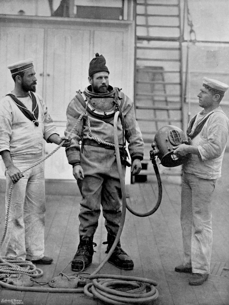 Sukeltaja taistelulaivasta HMS Camperdown sukeltajapukussaan, 1896 tekijältä Gregory and Co