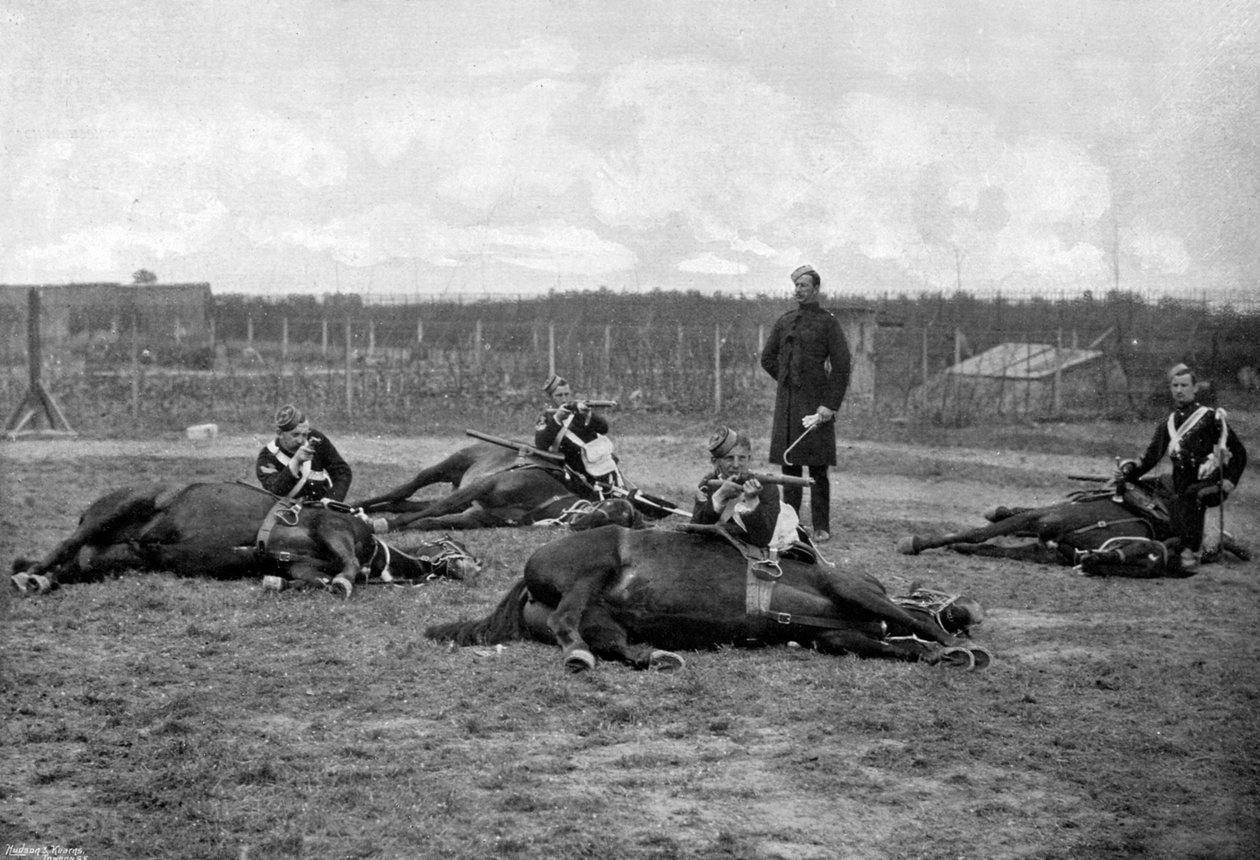 Neljännen Queens Own Hussars -tapojen seurue laskeutui ratsasta vuonna 1896. tekijältä Gregory and Co