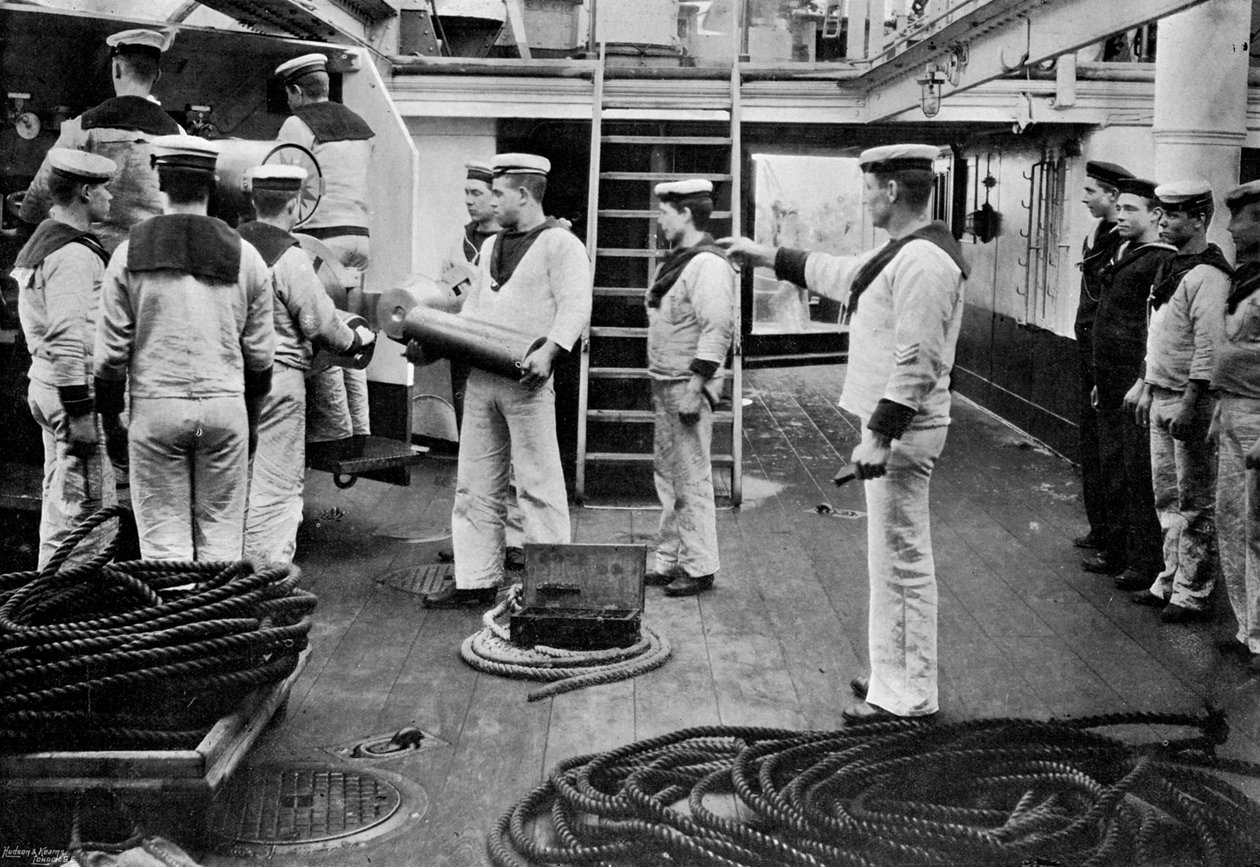 Harjoituksessa 6 tuuman pikapistoolilla taistelulaivalla HMS Resolution, 1896. tekijältä Gregory and Co