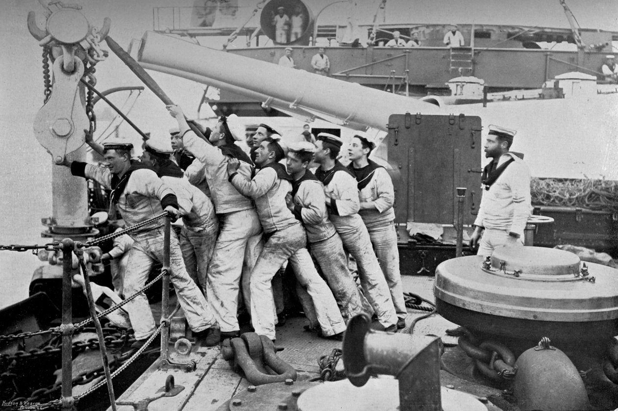 Ankkurin nostaminen taistelulaivan HMS Majestic etutornille, 1896 tekijältä Gregory and Co