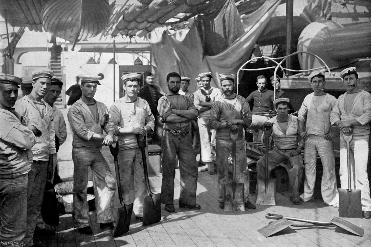 Jotkut taistelulaivan HMS Camperdown, 1896, stokereista. tekijältä Gregory and Co