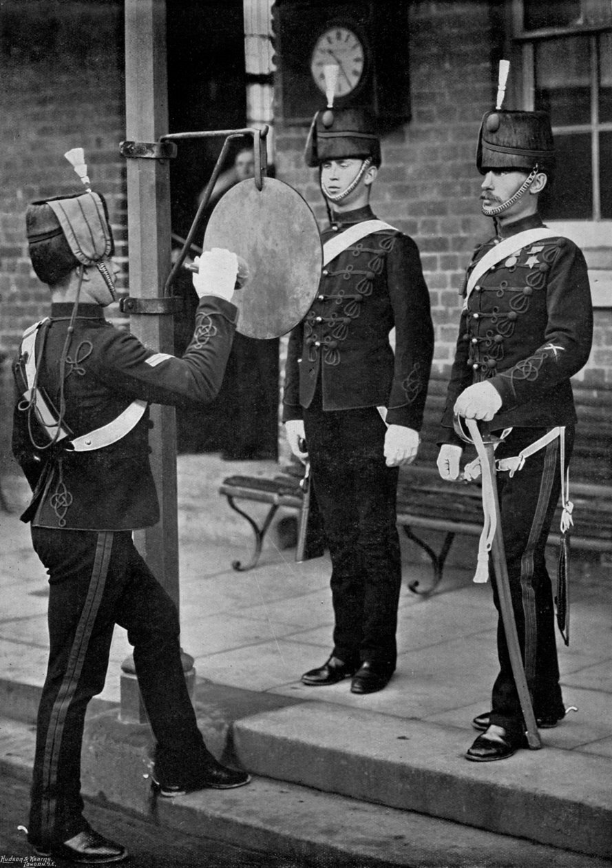 Gongin lyöminen Aldershotin ratsuväen kasarmin pääportilla, Hampshire, 1896 tekijältä Gregory and Co