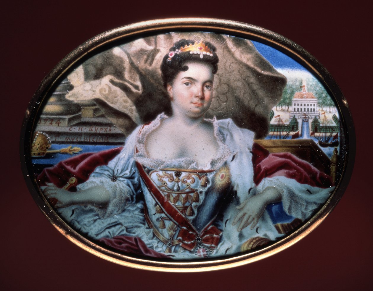 Keisarinna Katariina I:n (1684-1727) muotokuva, josta on näkymät Catherinenhofin palatsille. (Katariina I:n muotokuva näkymällä Catherinenhofiin). Grigori Semjonovitš Musiklysky (1670-1739 jälkeen), emali kullalla tekijältä Grigori Semyonovich Musiklysky