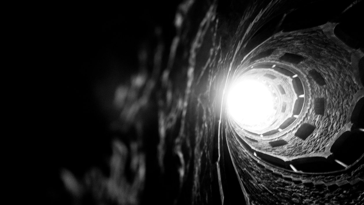 Light in the Initiatic Well, 2018 (valokuva) tekijältä Guilherme Pontes