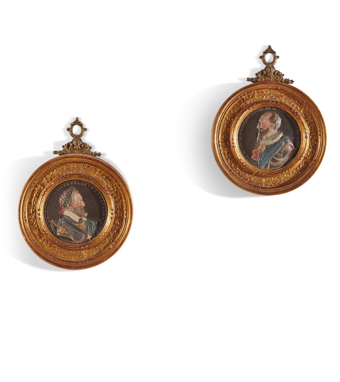Kuningas Henri IV:tä (1553-1610) ja Maximilian Bethunea, Sullyn herttua (1559-1641) edustava medaljonipari (monivärinen kipsi kullatuissa puukehyksissä) tekijältä Guillaume (after) Dupre