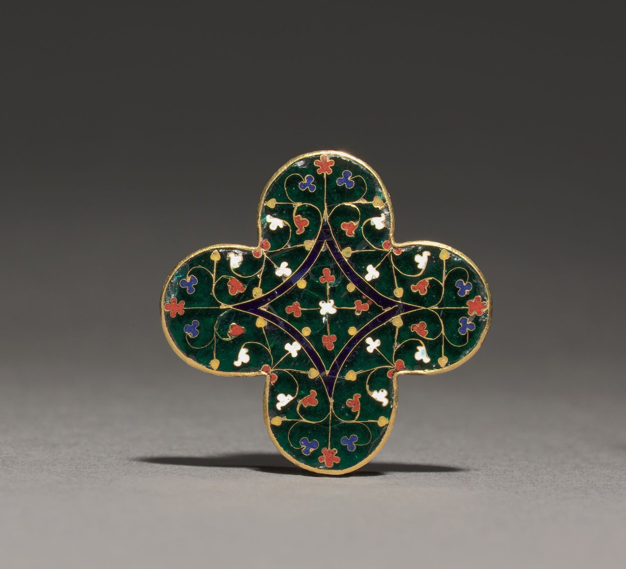 Quatrilobed Plaque, n. 1300-1310 (kultainen, läpikuultava emali) tekijältä Guillaume (attr. to) Julien