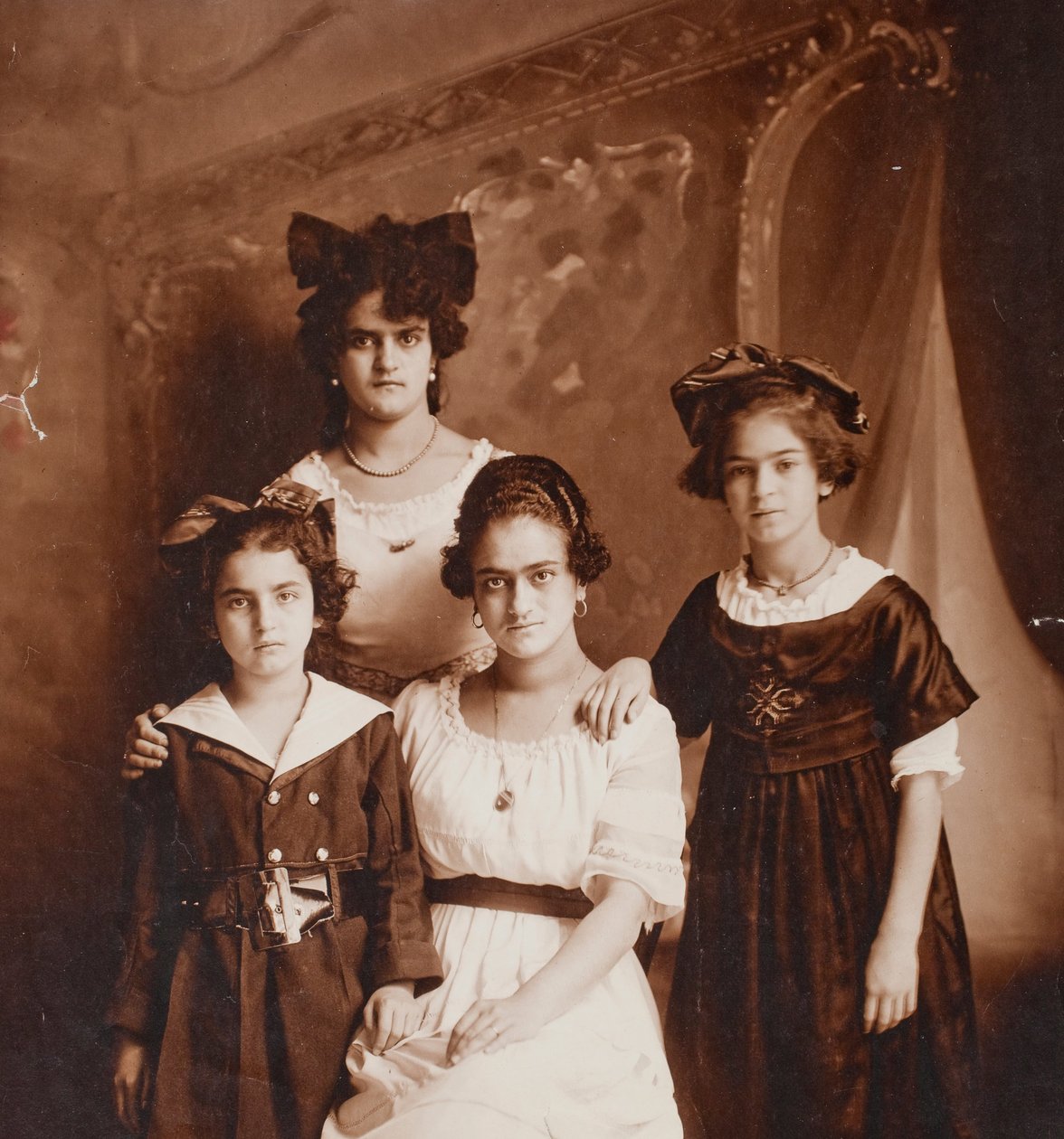 Matilde, Adriana, Frida ja Cristina Kahlo tekijältä Guillermo Kahlo