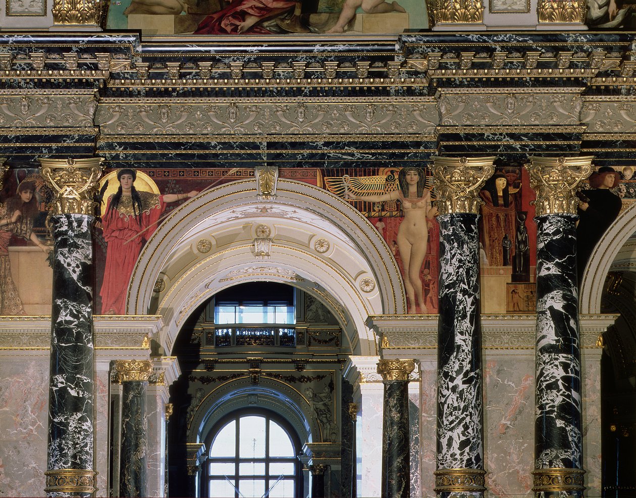 Wienin Kunsthistorisches Museumin sisustus, holvikaaria kuvaava yksityiskohta ja muinaisen Kreikan ja Egyptin hahmojen koristelu, Wien, 189091 (seinämaalaus) tekijältä Gustav Klimt