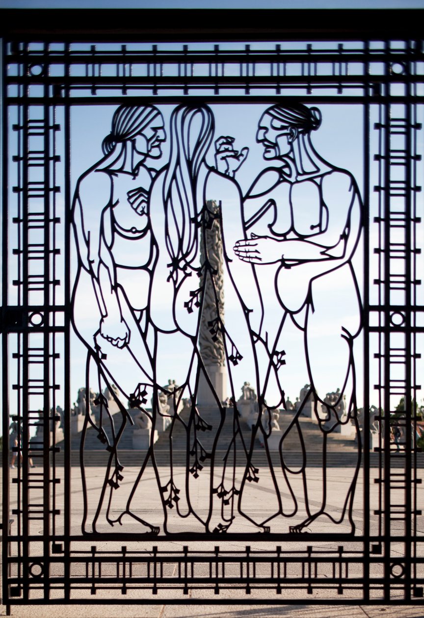 Veistospuiston sisäänkäynti, kolme naista (rauta) tekijältä Gustav Vigeland