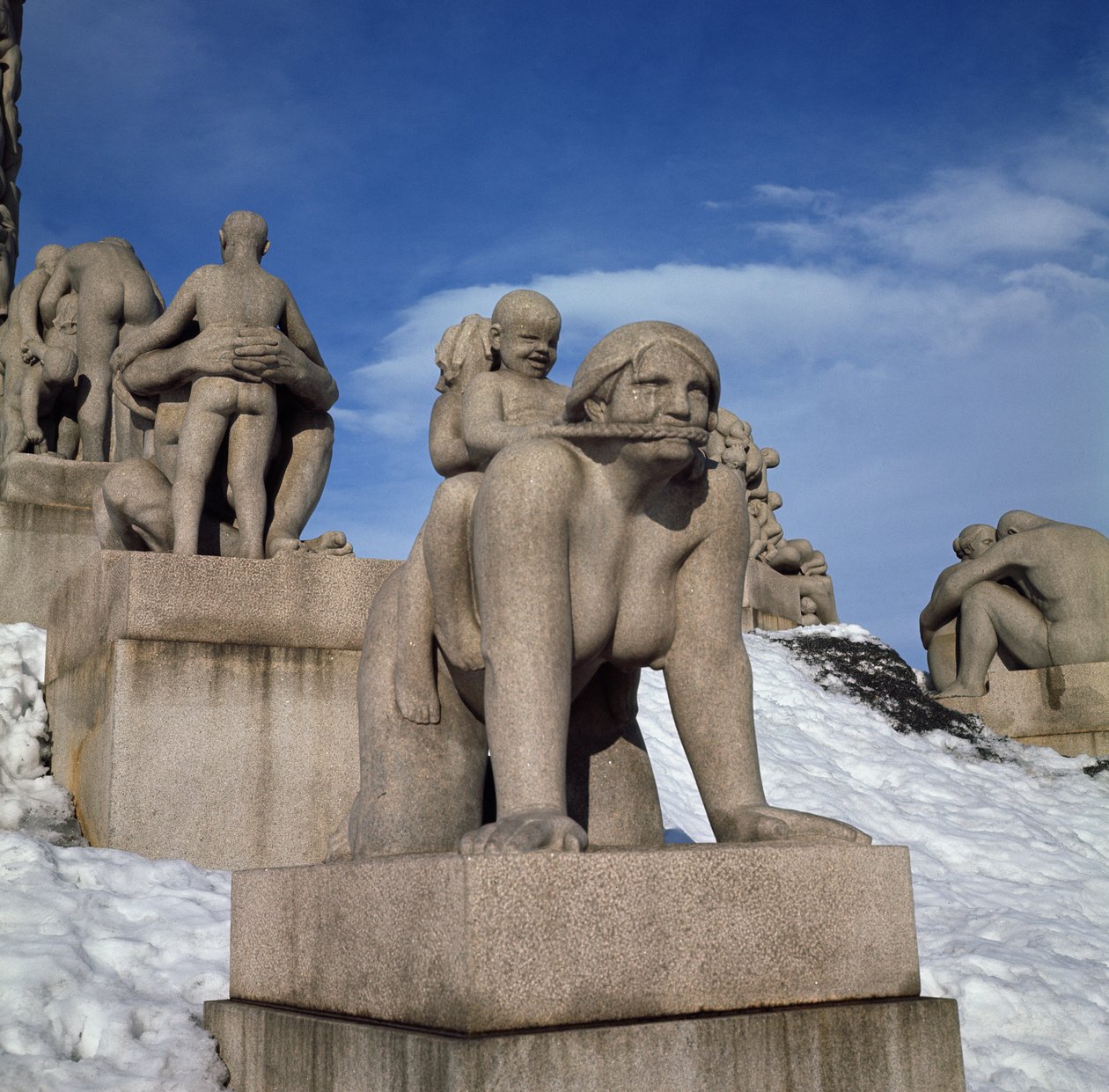 Äitiys, tai nainen, jolla on kaksi lasta selässään (graniitti) tekijältä Gustav Vigeland