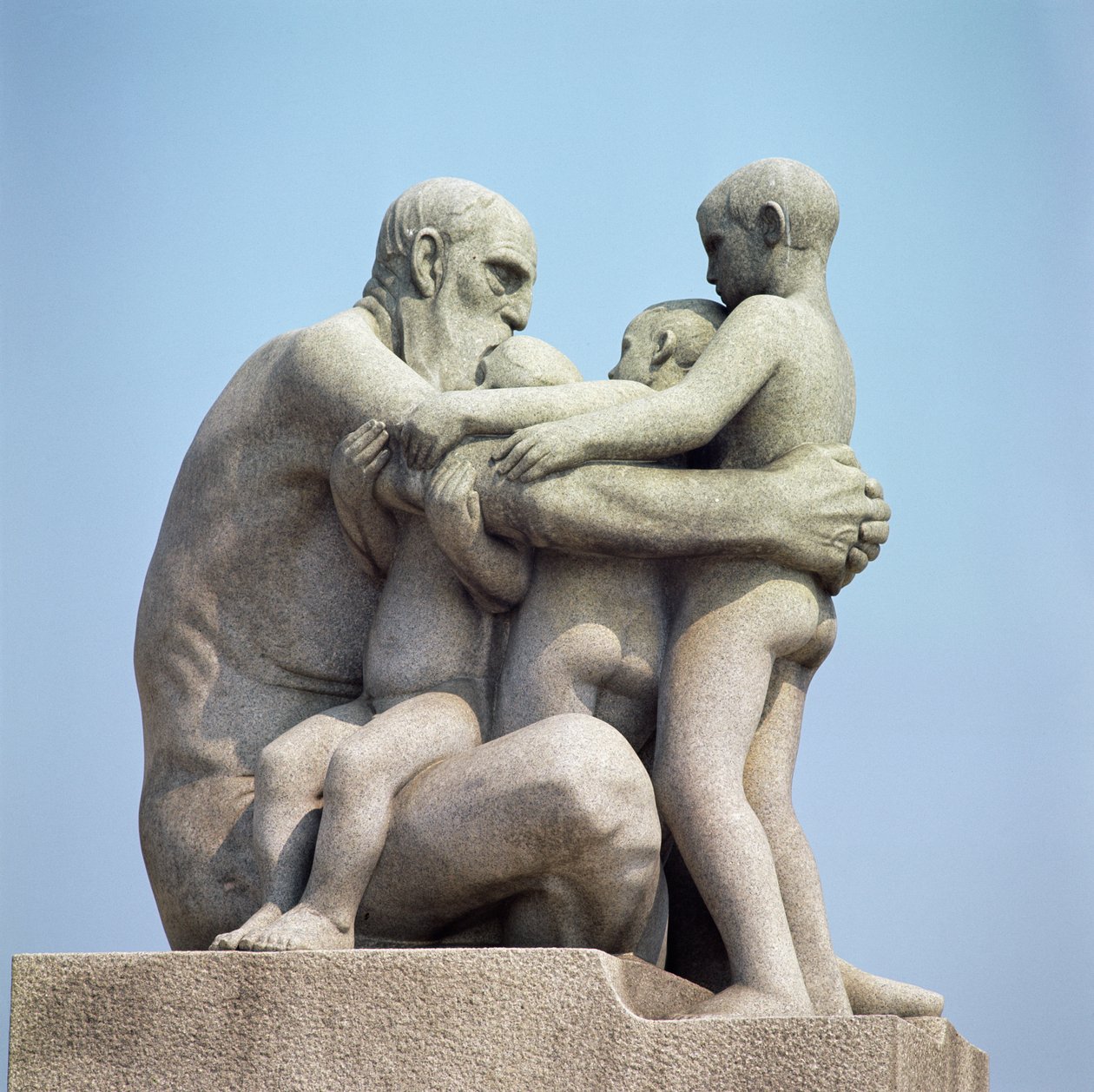 Vanha mies syleilee neljää nuorta poikaa tekijältä Gustav Vigeland