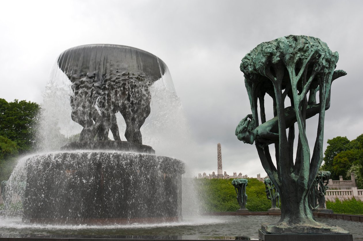 Suihkulähde ja "Tyttö puussa" -veistos Frogner Parkissa, Oslossa, Norjassa (pronssi) tekijältä Gustav Vigeland