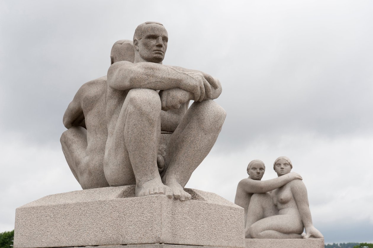 Graniittiveistoksia kahdesta alastomasta miehestä istumassa seläkkäin; veistos kahdesta naisesta selässä Veistos Frogner Parkissa, Oslossa, Norjassa (graniitti) tekijältä Gustav Vigeland