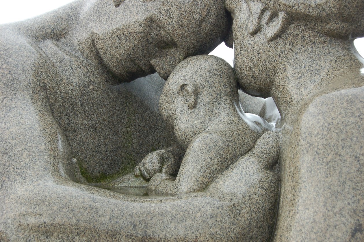 Veistoksia Vigelandin veistospuistossa (kuva) tekijältä Gustav Vigeland