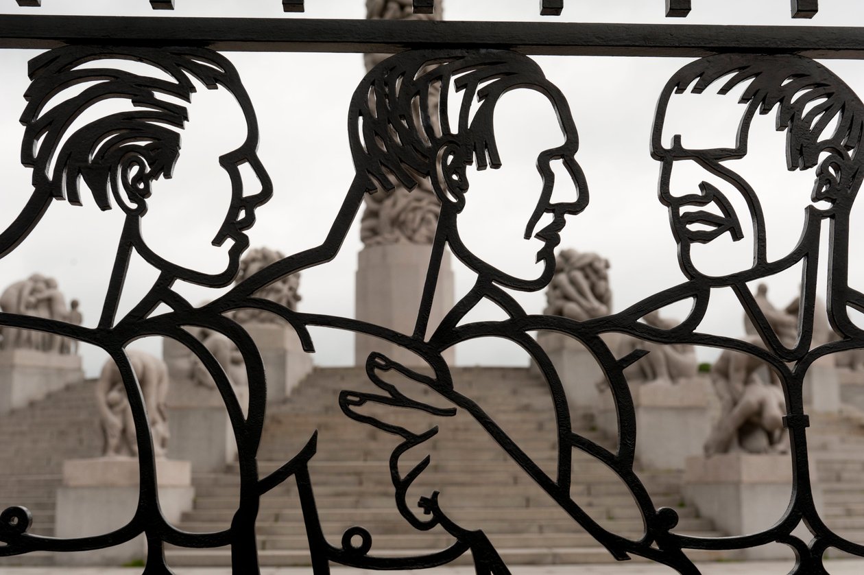 Takorautaportit alastomista miehistä veistos Frogner Parkissa, Oslossa, Norjassa (rauta) tekijältä Gustav Vigeland
